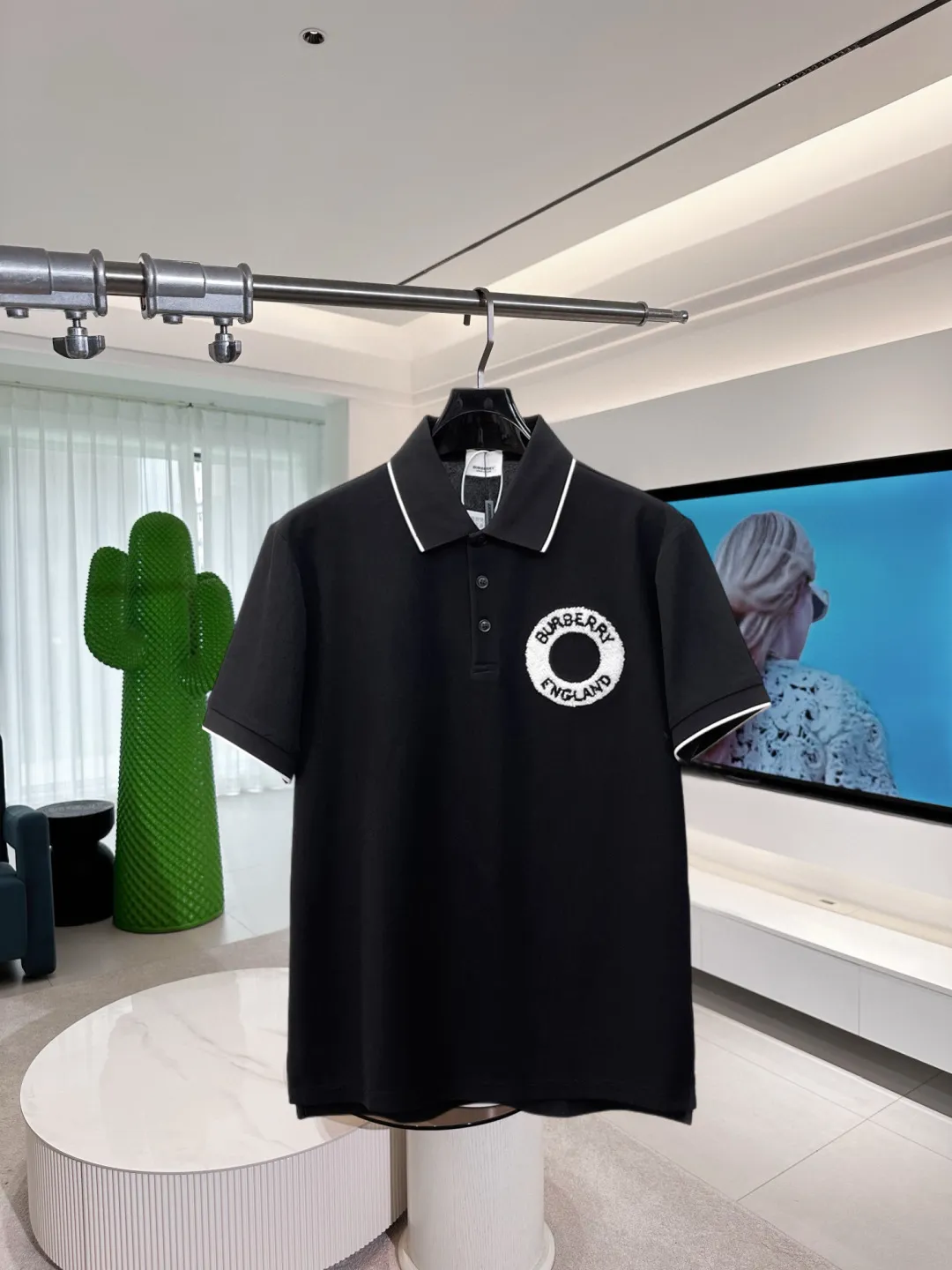 BURBERRY New Arrival Polo shirt, complete with three labels, original fabric, original customized accessories, official Same Style, using 210 grams of pure cotton pique fabric, customized same-tank dyed fabric, very comfortable and smooth to the touch, very wide and stylish, produced by a first-line brand on behalf of Factory, imported Behringer embroidery machine, embroidery is full and textured, imported Kangli direct-injection machine, printing is clear and textured, the collar rib is woven with imported yarn It will not lose shape after being worn for a long time. It is the most New Arrival style in spring and summer. It is fashionable and individual. It is super Versatile and looks good. It is very suitable for both men and women. It is a must-have for everyone. Size: S-XXL